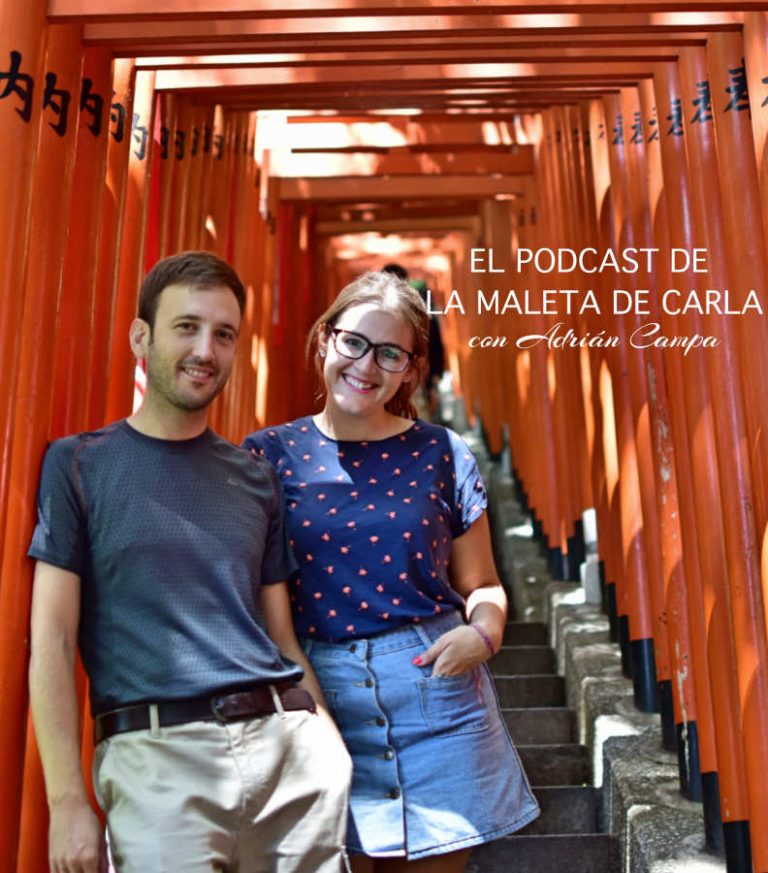 #21 Cómo regalar un viaje sorpresa, con Adrián Campa (El Becario) Adrián y Carla bajo un tori naranja en Tokyo