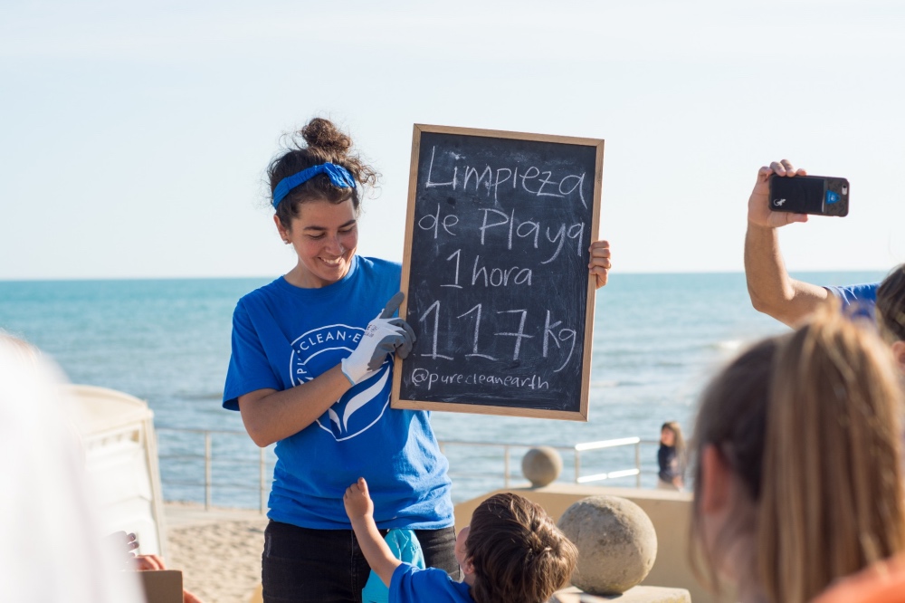 #8 Viajes, naturaleza y limpieza de playas, con Andrea Torres de PCE Andrea Torres en las limpiezas de playas de Pure Clean Earth