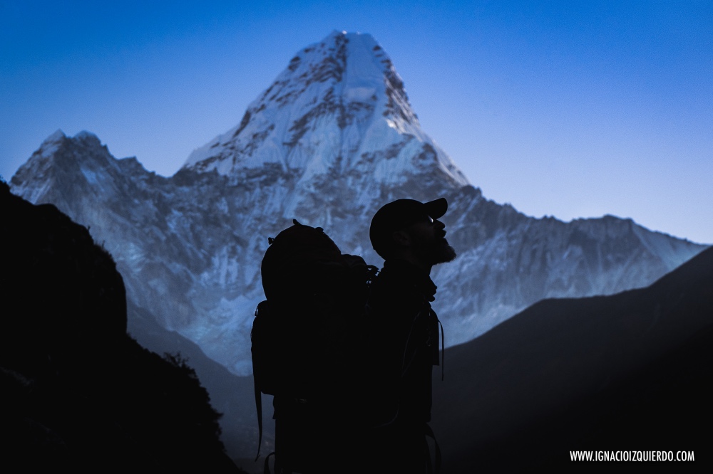 #14 De ingeniero de telecomunicaciones a fotógrafo, con Ignacio Izquierdo La silueta de Ignacio Izquierdo y el monte Aba Dablam de fondo